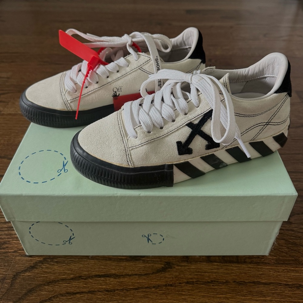 Woman’s Off-White Vulcanized Sneaker
